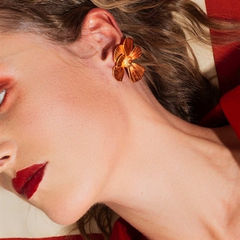 Wildflower Ample øreringene fra House of Vincent på model